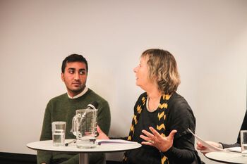 Engasjert panel, ved Usman Ali Khan og forfatter Hilde Lidén.