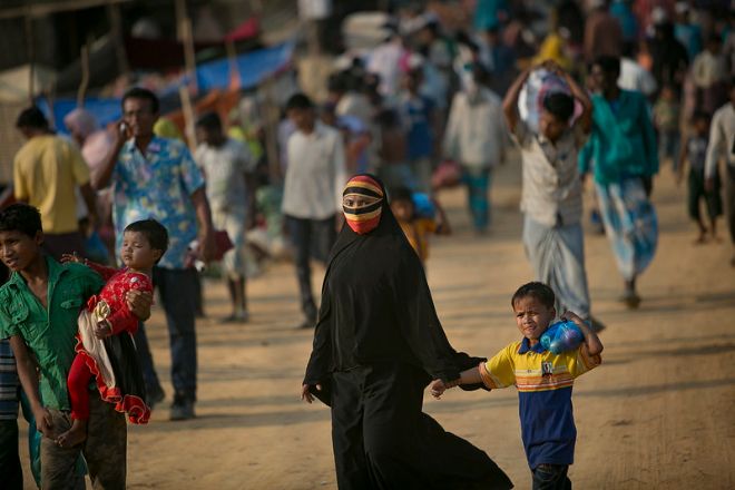 Mor og barn på flukt i Bangladesh