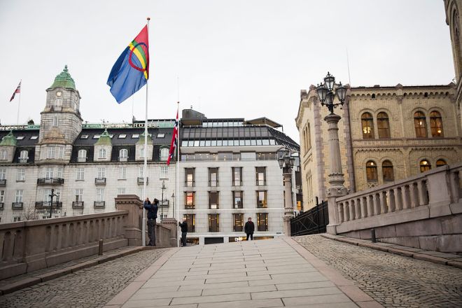 Sameflagg foran Stortinget