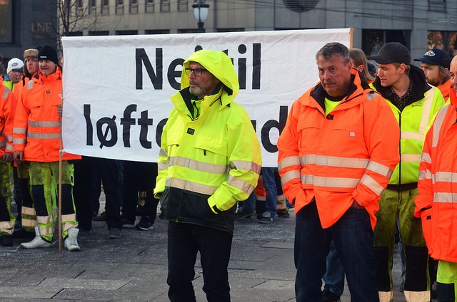 Bilde av streikende mennesker utenfor Stortinget.