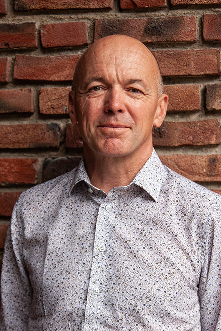 stående portrett av kyrre lekve