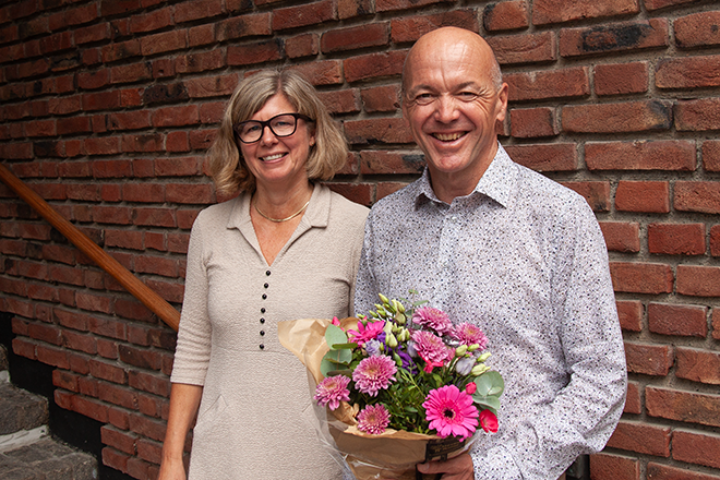 bilde av tanja og kyrre foran en murvegg
