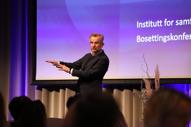 Bildet viser Jan-Paul Brekke på scenen.