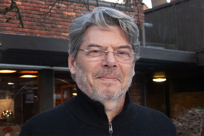 Fotografi av mann som ser inn i kamera