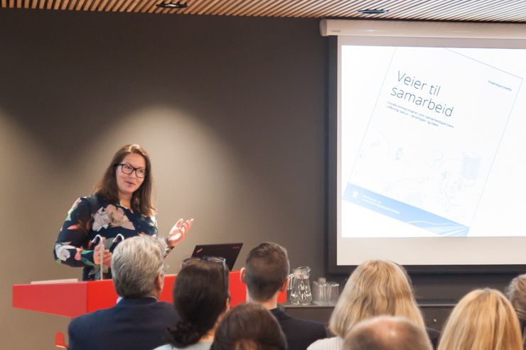 Bildet kan inneholde: person, hår, hode, presentasjon, elektronisk enhet.